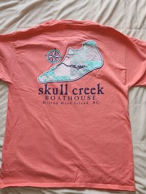 Skull Creek Boathouse Hilton Head Island Coral Graphic Tee. Unixex Large